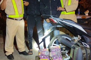 Gia Lai: Phát hiện 2 đối tượng vận chuyển 15 hộp pháo hoa