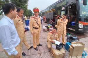 Nghệ An: Bắt giữ xe khách chở 33 cối pháo và 1.400 đôi giầy, dép không rõ nguồn gốc