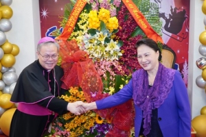 Chủ tịch Quốc hội Nguyễn Thị Kim Ngân chúc mừng giáo dân dịp lễ Giáng sinh và tết 2021 ở Toà Tổng Giám mục Huế