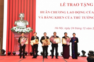 Trao tặng thưởng Huân chương Lao động của Nhà nước và Bằng khen của Thủ tướng Chính phủ cho các đại biểu xuất sắc