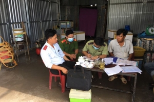 Kiên Giang: Bắt quả tang cơ sở đang bơm tạp chất Agar vào tôm nguyên liệu