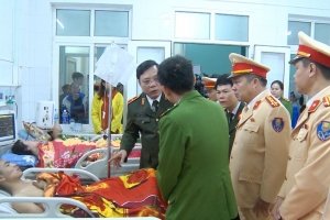 Giám đốc Công an tỉnh Thanh Hóa thăm 3 CBCS bị thương trong khi chữa cháy tại tòa nhà Dầu khí