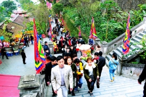 Hàng vạn người hành hương về Tây Thiên du xuân, bái Phật đầu năm