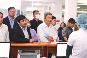Thứ trưởng Bộ Y tế Nguyễn Trường Sơn kiểm tra khu cách ly tại BV Đà Nẵng