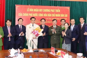 Chính phủ Lào tặng Huy chương phát triển cho giám đốc Công an Hà Tĩnh
