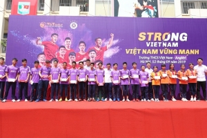 Quang Hải, Bùi Tiến Dũng đeo mặt nạ trung thu truyền cảm hứng tại Strong Vietnam