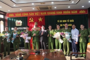 UBND TP. Hải Phòng trao thưởng cho Công an thành phố 50 triệu đồng điều tra bắt đối tượng vụ giết người đốt xác