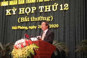 Tặng quà cho nhân dân nhân dịp kỷ niệm 65 năm ngày gải phóng Hải Phòng