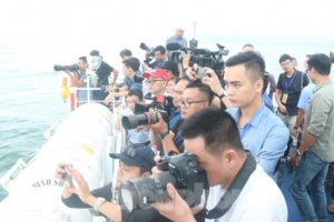 Hàng trăm phóng viên tiếc vì chưa lên tàu sân bay USS Theodore Roosevelt do biển động