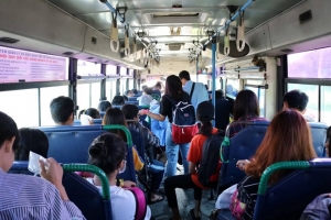 Phòng chống Covid-19: 8 việc cần tránh khi đi trên các phương tiện giao thông công cộng
