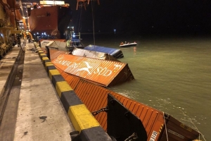 Làm rõ nguyên nhân vụ rơi 22 container xuống sông Cái Mép