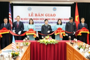 Bàn giao thiết bị nhận diện hàng hóa lưỡng dụng do Hoa Kỳ tài trợ