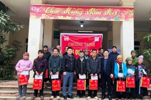 Tập đoàn Vingroup tặng 200 suất quà Tết cho hộ nghèo miền núi Thanh Hóa
