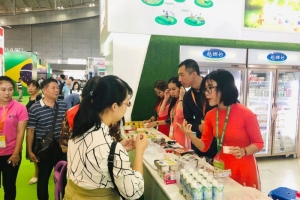 Vinamilk chào 2021 với lô sản phẩm sữa hạt và sữa đặc lớn xuất khẩu đi Trung Quốc