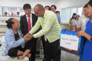 Quảng Bình: Khen thưởng 6 chuyên gia y tế Cu Ba