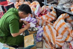 Đà Nẵng: Phát hiện kho hàng giày, dép không rõ nguồn gốc xuất xứ ở khu dân cư