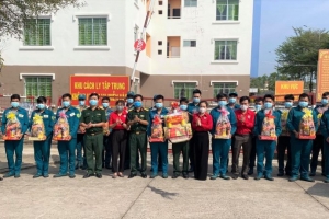 Bình Dương: Trao tặng thêm nhiều phần quà tết cho người nghèo