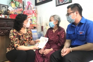 Phó chủ tịch UBND TP. HCM Phan Thị Thắng thăm và chúc Tết các hộ dân