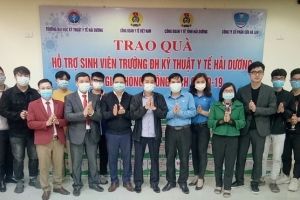 Hải Dương: Trao quà hỗ trợ sinh viên tham gia phòng chống dịch Covid-19