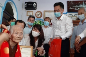 Bình Dương: Lãnh đạo UBND tỉnh thăm, tặng quà, mừng thọ người vừa tròn 100 tuổi