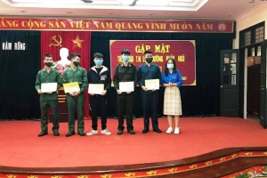 Thanh Hoá: Trao quà cho tân binh lên đường nhập ngũ