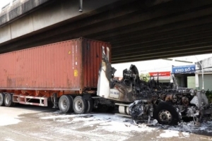 TP.HCM: Đầu xe container bốc cháy, cầu Phú Mỹ bị khói đen bao trùm