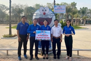 Bình Dương: Trao tặng mô hình Doremon thu gom rác thải nhựa