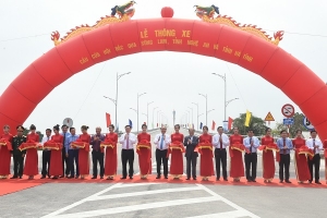 Thủ tướng Nguyễn Xuân Phúc cắt băng thông xe cầu Cửa Hội nối Nghệ An – Hà Tĩnh