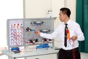 Bỏ quy định nhà giáo giáo dục nghề nghiệp phải có chứng chỉ tin học, ngoại ngữ