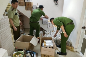 Tuyên Quang: Thu giữ hàng trăm hộp mỹ phẩm, chai nước hoa nhập lậu