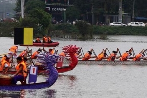 Giỗ Tổ Hùng Vương 2021: Khí thế hào hùng trong giải bơi chải thành phố Việt Trì