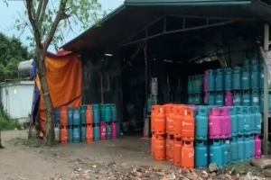Bắt quả cơ sở sang chiết gas trái phép tại khu vực ven đê sông Hồng thuộc địa phận huyện Thanh Trì