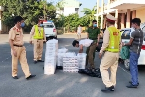 Lực lượng CSGT: Bắt giữ xe ô tô chở gần 4.500 bao thuốc lá lậu