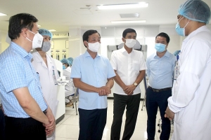 Phú Thọ: Chủ tịch UBND tỉnh Bùi Văn Quang thăm, động viên cán bộ Trung tâm Kiểm soát bệnh tật và Bệnh viện Đa khoa tỉnh