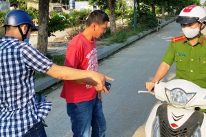 Quận Tây Hồ: Xử phạt 55 trường hợp không đeo khẩu trang, 4 cơ sở kinh doanh vi phạm quy định phòng dịch