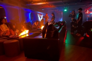 Vô tư uống rượu mạnh, hút shisha bóng cười, lắc lư theo nhạc tại Lockdown Lounge Saigon