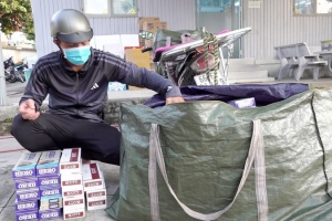An Giang: Bắt 2 đối tượng sử dụng xe mô tô vận chuyển 1.700 bao thuốc lá lậu