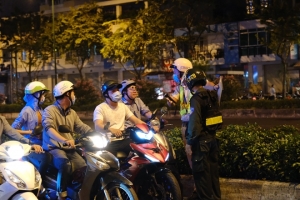 CSGT toàn quốc tăng cường xử phạt người không đeo khẩu trang để phòng chống dịch COVID-19