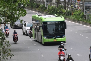 Bất ngờ bắt gặp xe buýt điện VinBus chạy trong thành phố Hà Nội