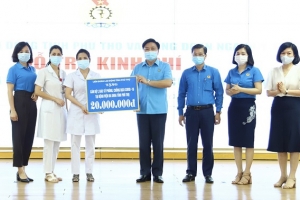 Liên đoàn Lao động tỉnh Phú Thọ: Trao tặng kinh phí hỗ trợ cán bộ y bác sỹ phòng chống dịch Covid-19