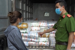 Lào Cai: Phát hiện xe tải chở 1.530 ống mỳ, 420 hộp nguyên liệu trà sữa không rõ nguồn gốc