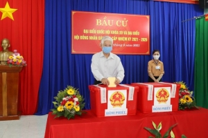 Bình Dương: Nguyên Chủ tịch nước Nguyễn Minh Triết và Bí thư Tỉnh ủy tham gia bầu cử