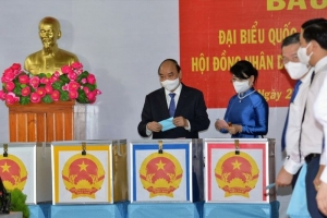 Chủ tịch nước Nguyễn Xuân Phúc bỏ phiếu ở Củ Chi