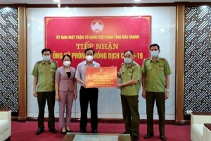 Tổng cục Quản lý thị trường: Ủng hộ tỉnh Bắc Giang 1.000 bộ trang phục phòng chống dịch