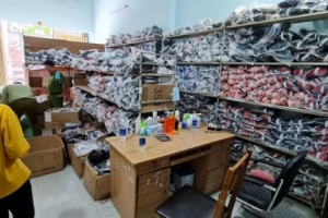 Bình Dương: Phát hiện hơn 1.500 đôi giày có dấu hiệu giả mạo nhãn hiệu Nike, Adidas