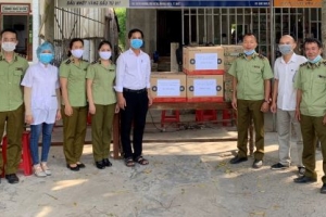 Thừa Thiên Huế: Cục Quản lý thị trường trao tặng vật tư y tế và nhu yếu phẩm hỗ trợ lực lượng tuyến đầu chống dịch