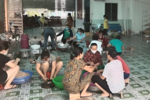 Nghệ An: Cả xóm làm chà bông, xúc xích gửi ra Bắc Giang chống dịch