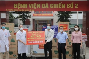 Bắc Ninh: Ủy ban Mặt trận Tổ quốc tỉnh trao tặng trang thiết bị cho các bệnh viện dã chiến