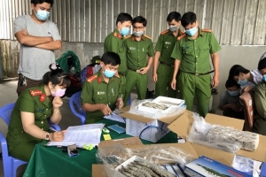 Cà Mau: Phát hiện xe container vận chuyển số lượng “khủng” tôm chứa tạp chất Agar