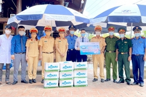 Tuyên Quang: Tặng quà 3 chốt kiểm soát dịch bệnh Covid-19